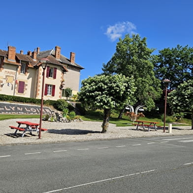 Tables de pique-nique et parking 'Voie Verte'