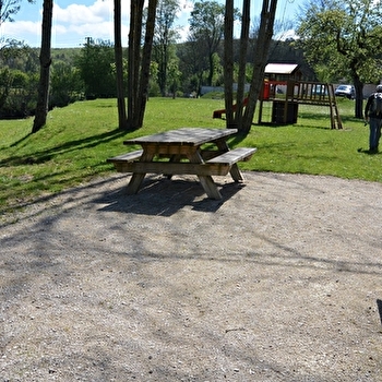 Aire de pique-nique de la Résurgence du Creux Bleu - VILLECOMTE