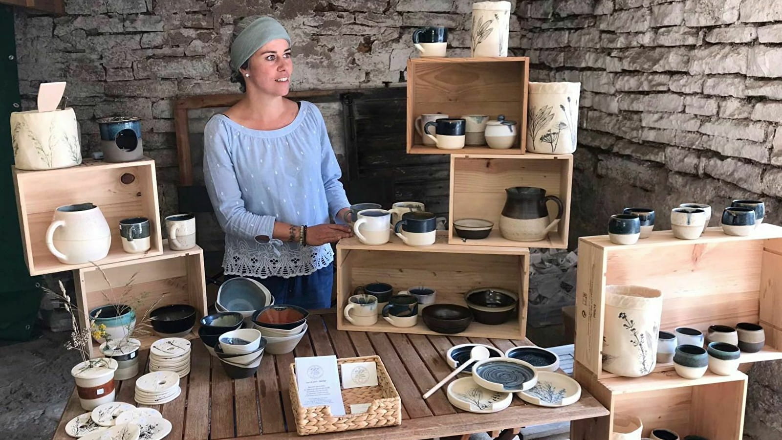 Poterie les mains et la terre