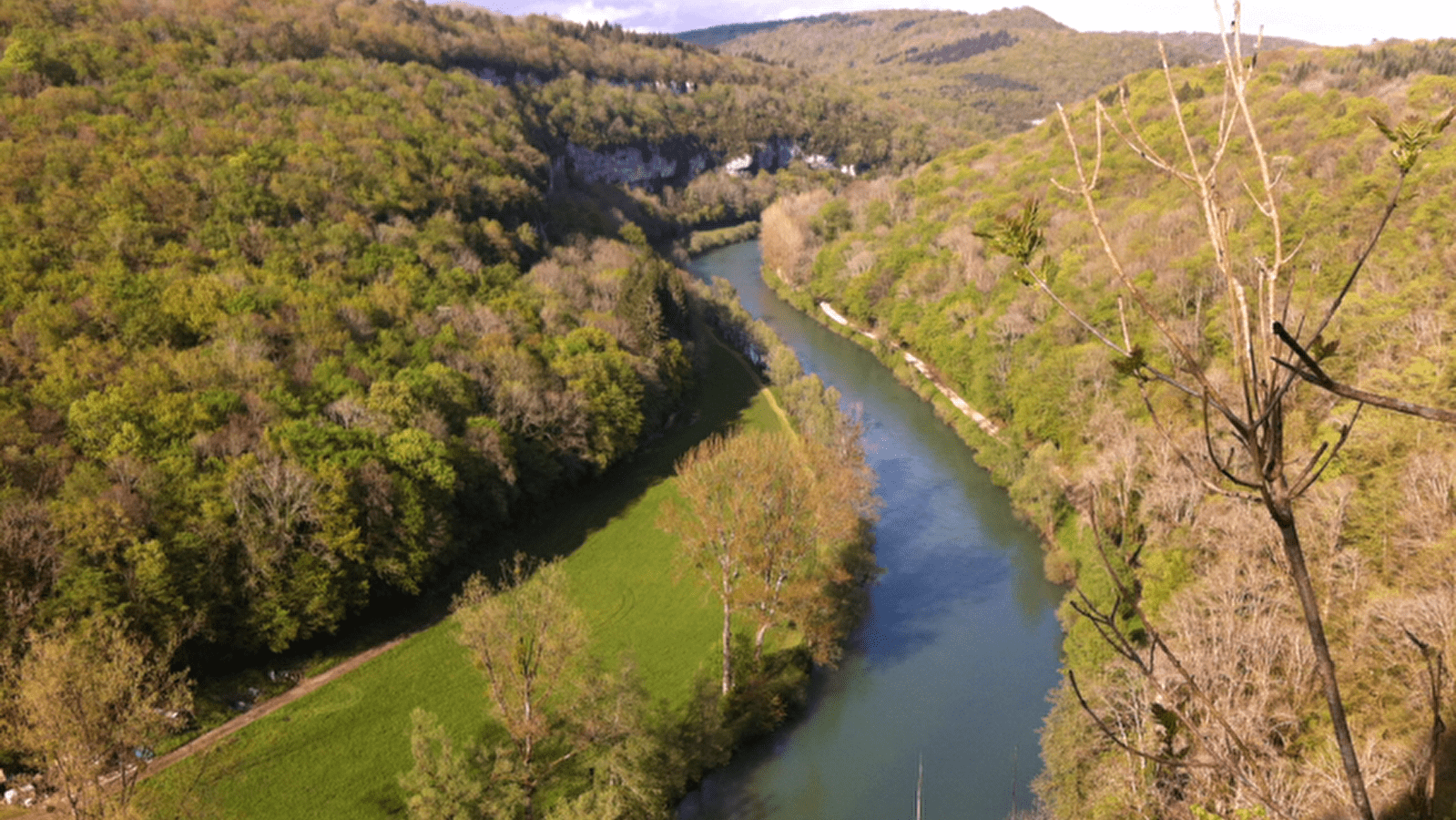 Aire de pique nique du sentier botanique et du point de vue à Rurey
