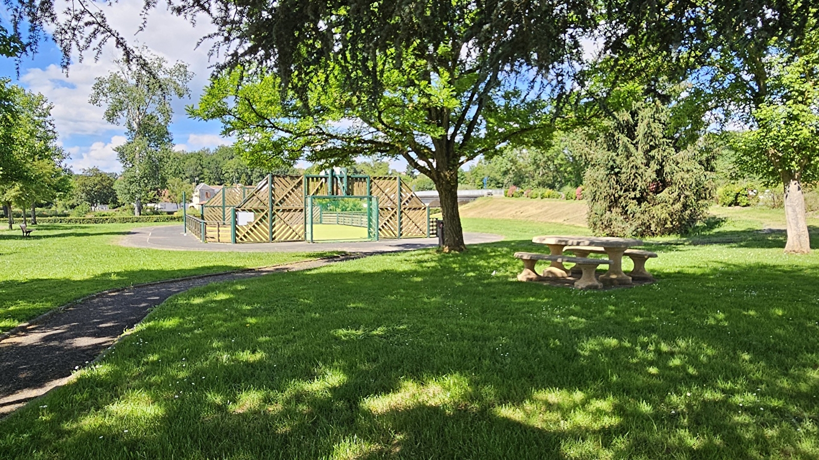 Aire pique-nique et de jeux (parking de la salle des fêtes)