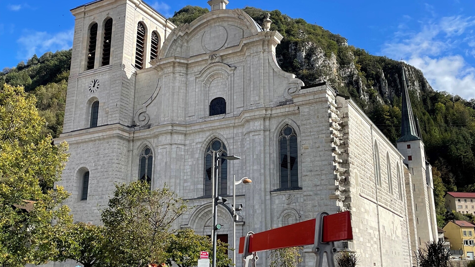 Le double banc rouge grandeur nature 