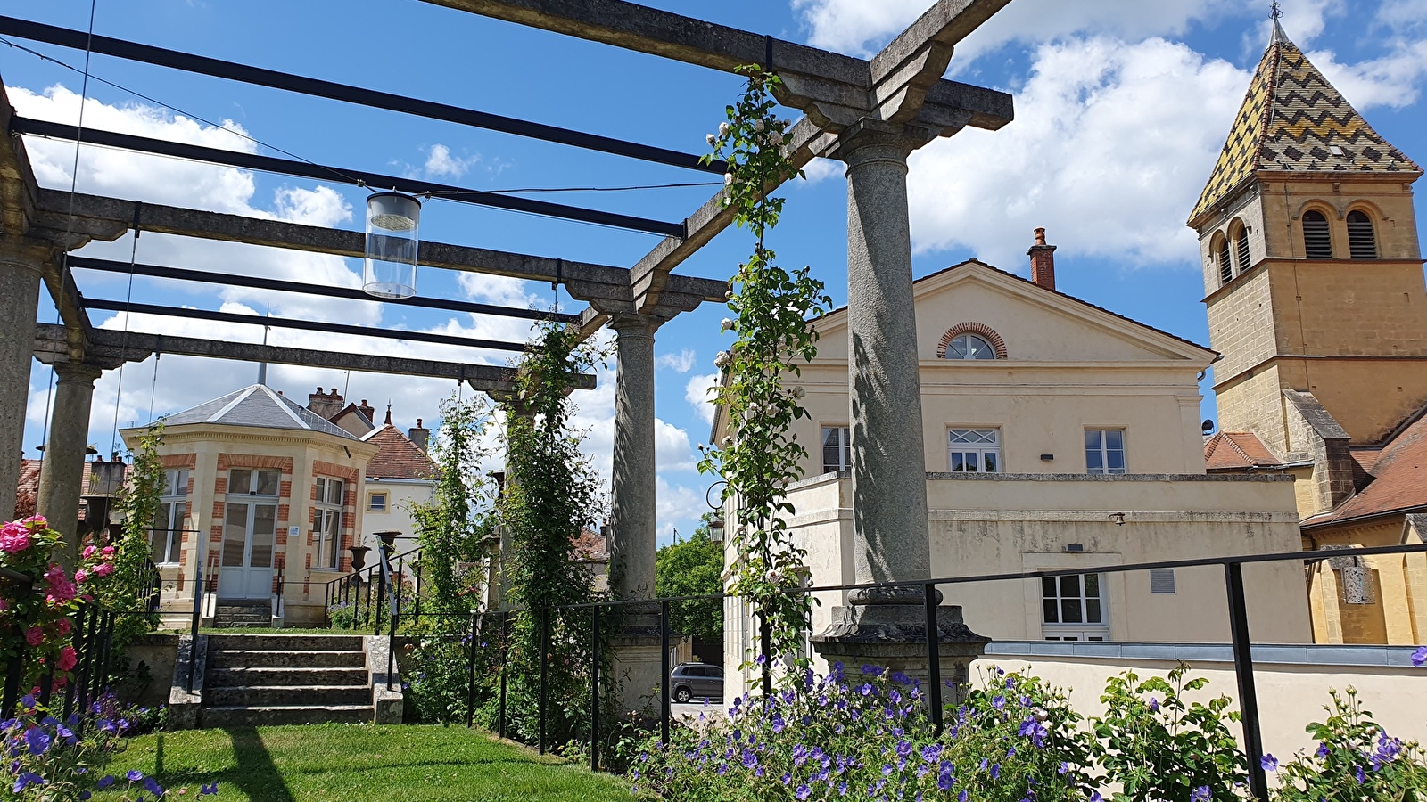 Le kiosque et la roseraie d'Is-sur-Tille
