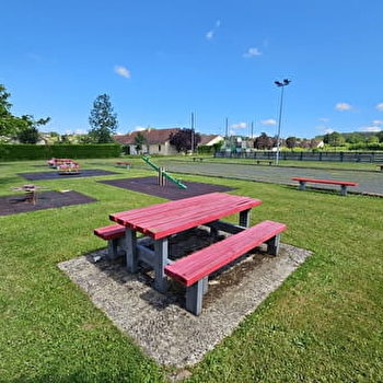 Aire de pique-nique, de jeux et parking 'Voie Verte' au stade - GILLY-SUR-LOIRE