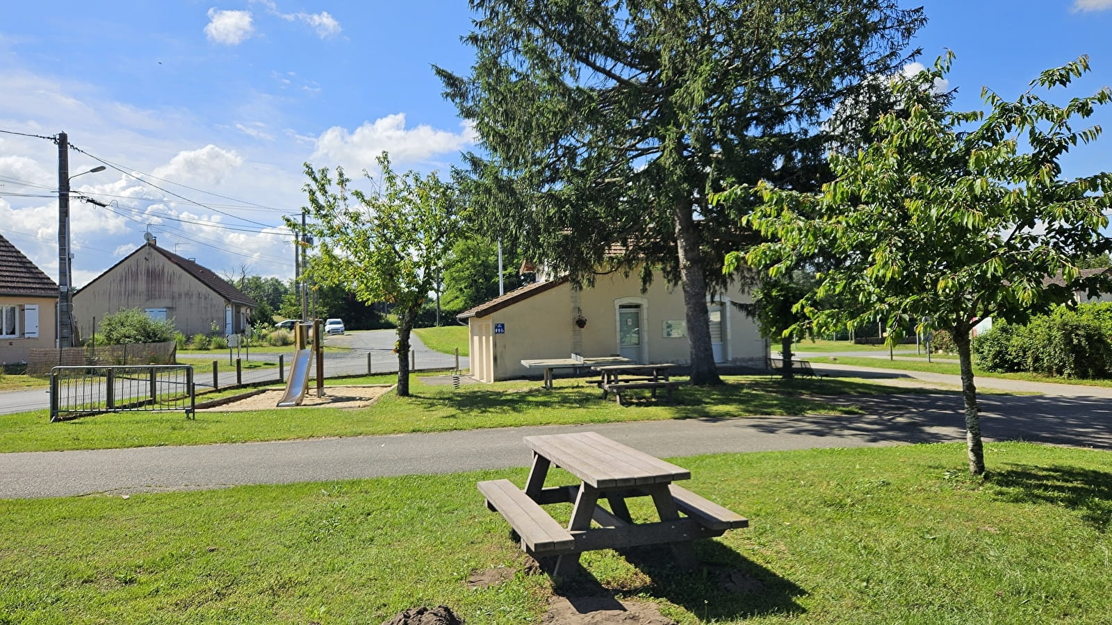 Aire de pique-nique et parking 'Voie Verte' dans le bourg
