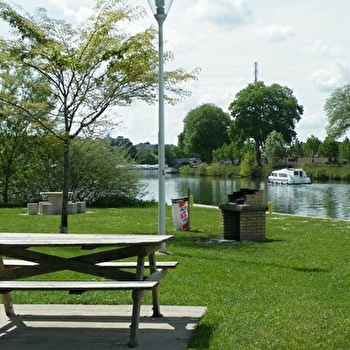 Aire de pique nique - GRAY