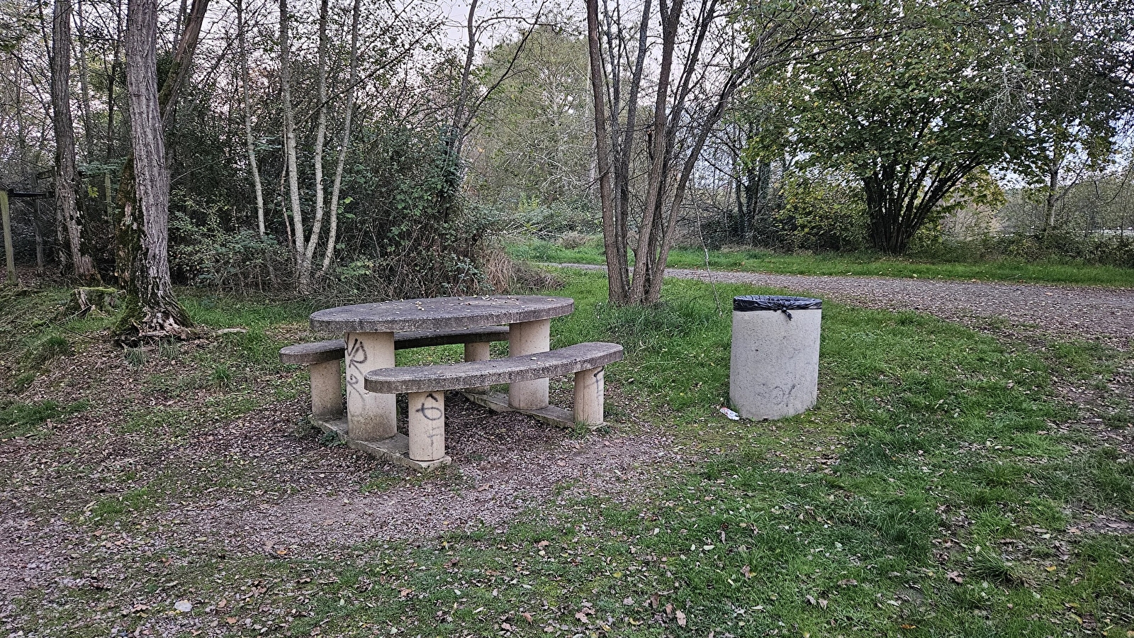 Aire de pique-nique le long de la Rigole de l'Arroux