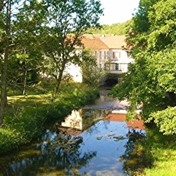 Camping entre les deux ponts - MONTBOZON