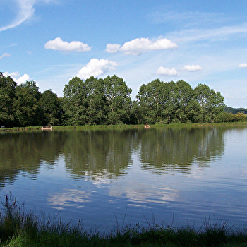 Baignade à la base de loisirs de l'Etang de la Chênaie - MONTAPAS