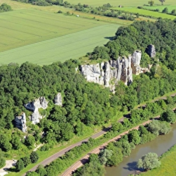 Balade famille : Sentier des Roches de Basseville - SURGY
