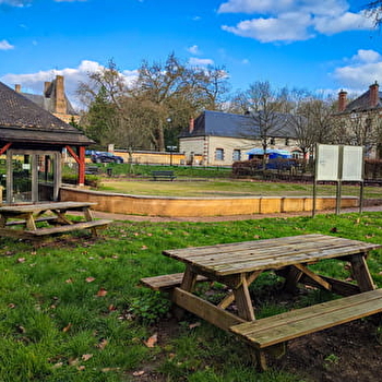 Aire de pique-nique du champ de foire - SAINT-AMAND-EN-PUISAYE