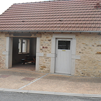 Table de pique-nique couverte - SAINT-ROMAIN-SOUS-VERSIGNY