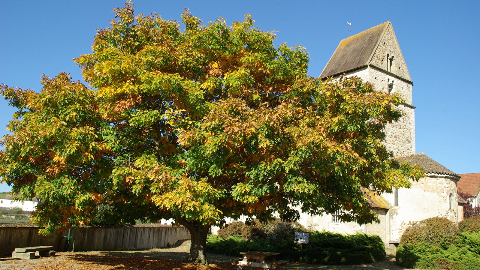 Aire de pique nique à côté de l'église