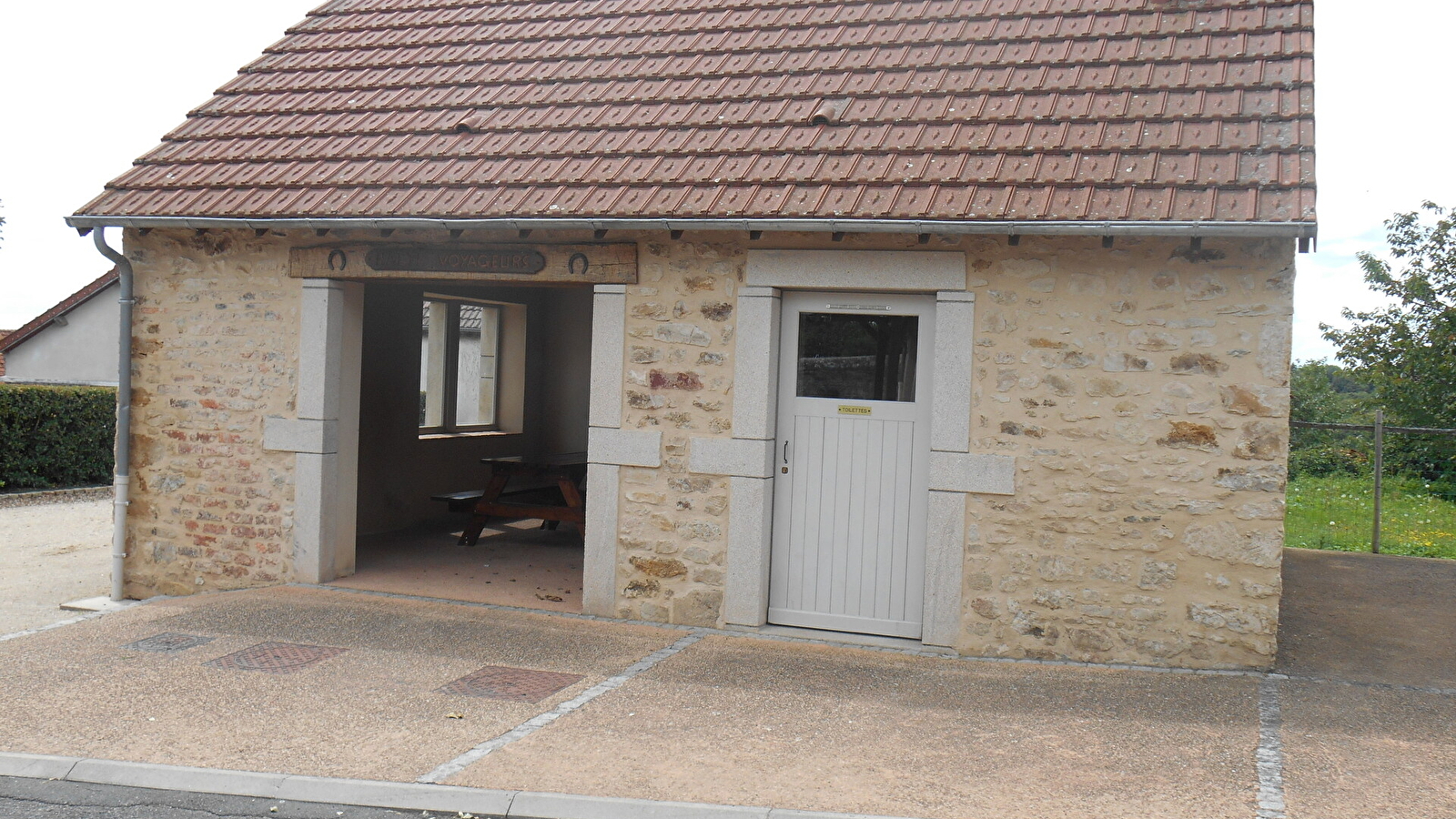 Table de pique-nique couverte