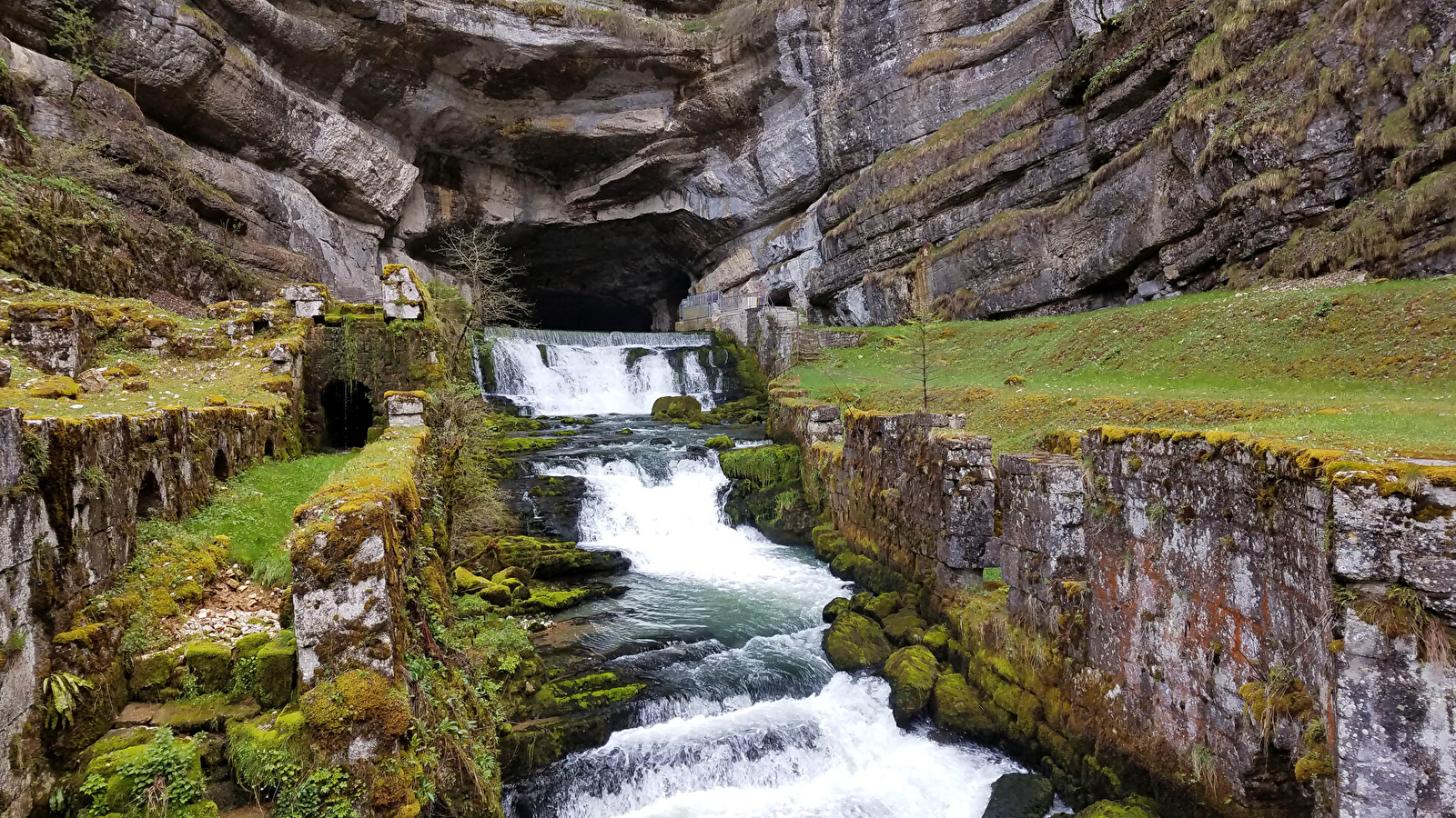 Sentier Courbet 4 : La Source de la Loue et sa vallée