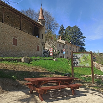 Boucle pédestre par le château de Varey