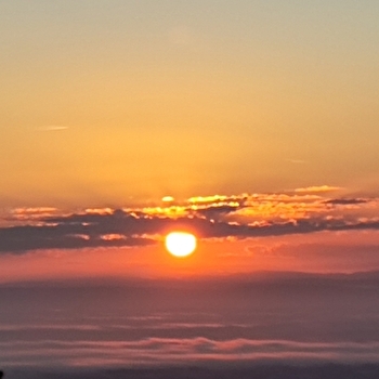 Lever de soleil et petit déjeuner au sommet de la Roche de Solutré - SOLUTRE-POUILLY
