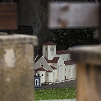 Vitrine de l'Art Roman (ancienne maison des chanoines) - SEMUR-EN-BRIONNAIS