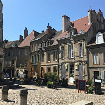 Balade urbaine : des façades classiques à l'Art Déco. - AUTUN