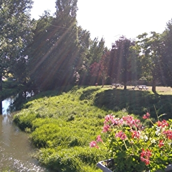 Aire de pique-nique - GENOUILLY