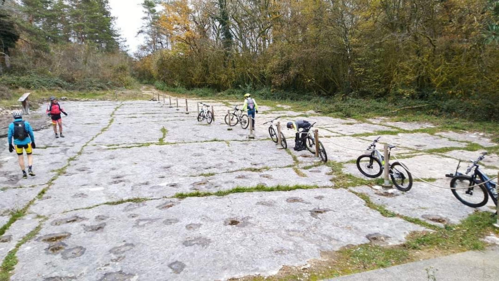 Circuit VTTAE n°27 (rouge) - Piste des Dinosaures - Falaise de Bérranger