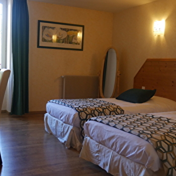 Hôtel-Restaurant Le Saint-Cyr - MONTMELARD