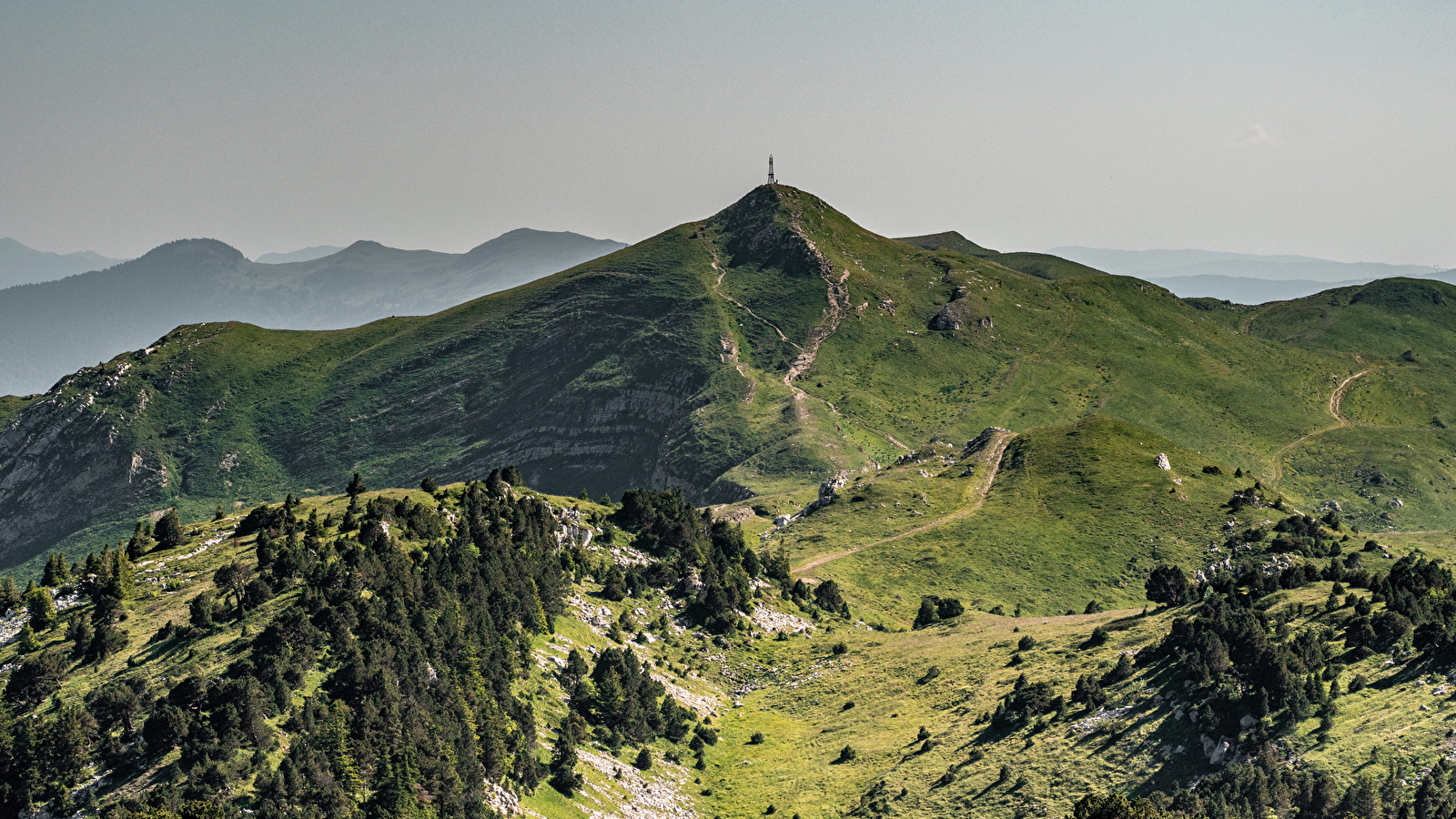 Randonnée pédestre : Crozet au Crêt de la Neige, en haut des cimes du Jura